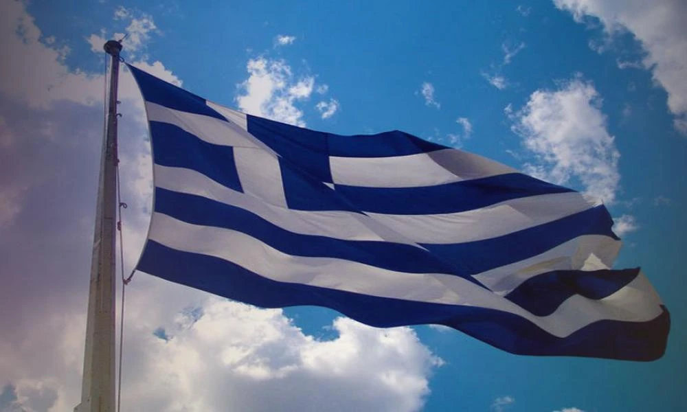 Κομοτηνή: Νεαρός κατέβασε την ελληνική σημαία από το Δημαρχείο και την έκαψε